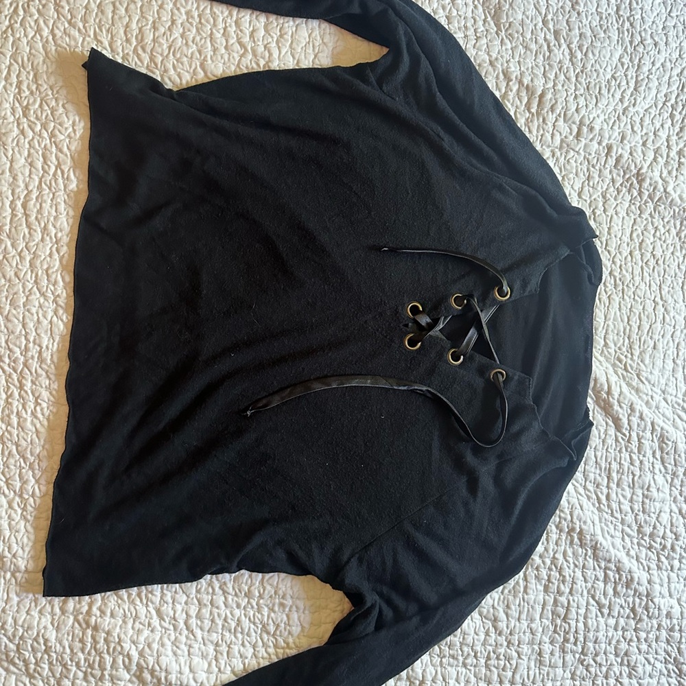 Beach bunny women’s sweater lounge top, not very long and short arms. M black